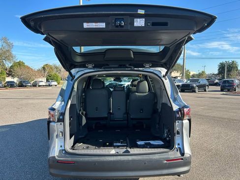 Used 2024 Toyota Sienna XLE FWD image 46