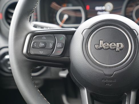 Used 2025 Jeep Wrangler Unlimited Rubicon AWD/4WD image 17