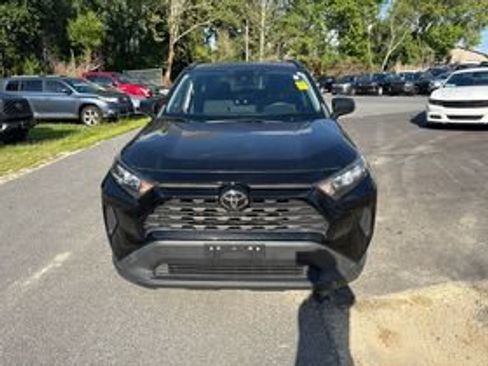 Used 2021 Toyota RAV4 LE AWD/4WD image 2