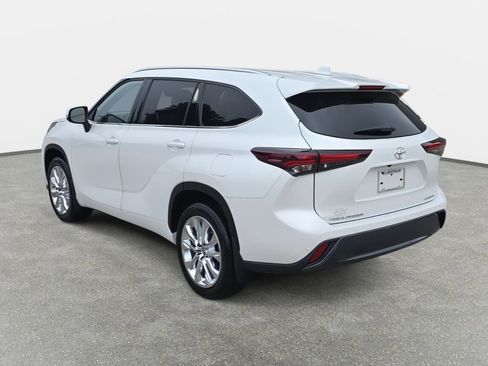 Used 2024 Toyota Highlander Limited image 7