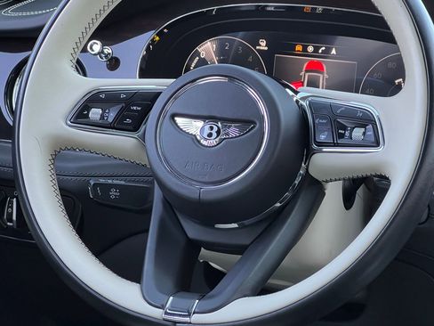 Used 2021 Bentley Bentayga Plug-In Hybrid AWD/4WD image 28