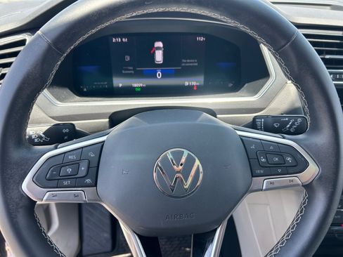 Used 2022 Volkswagen Tiguan SE w/ Panoramic Sunroof Package AWD/4WD image 9