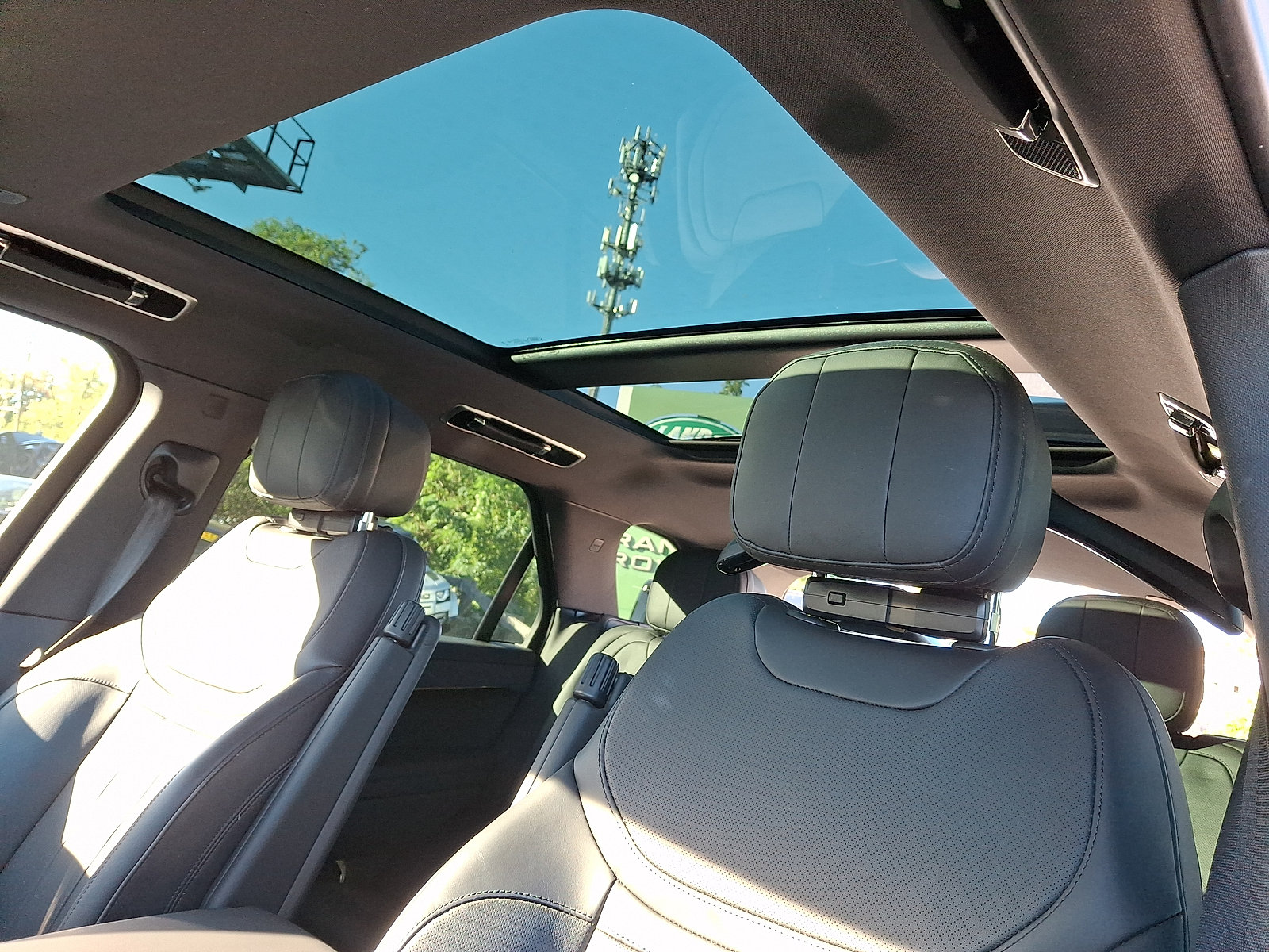 Used 2024 Land Rover Range Rover Sport SE AWD/4WD image 16