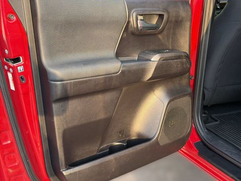 Used 2020 Toyota Tacoma TRD Off-Road AWD/4WD image 31