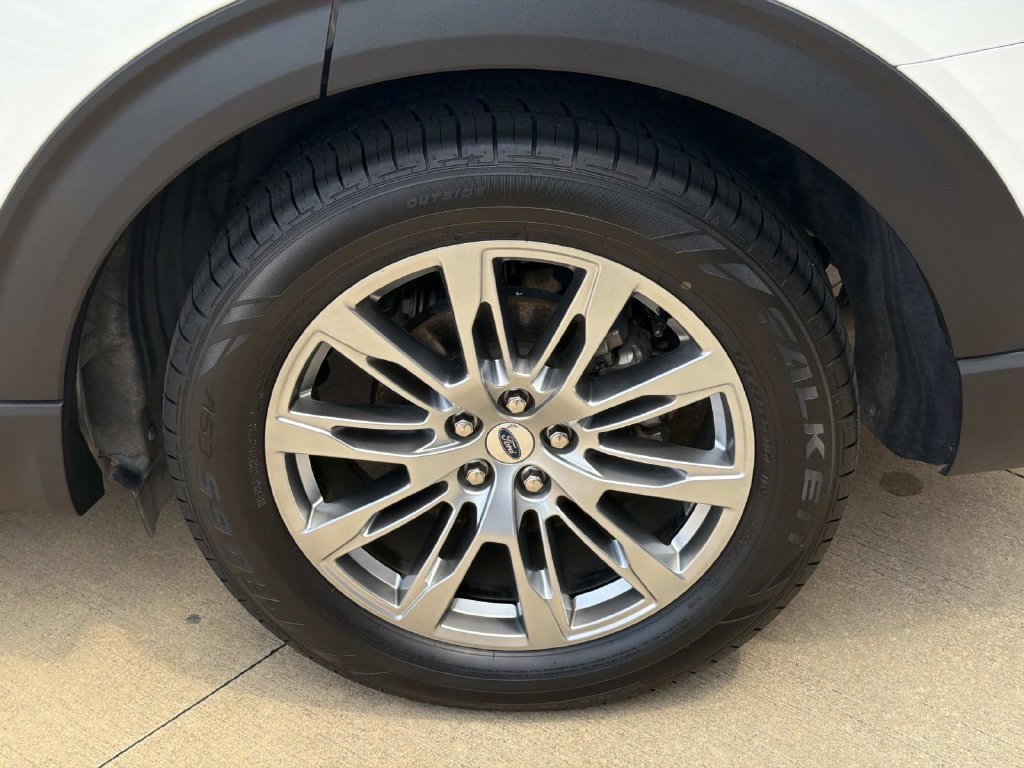 Certified 2025 Ford Explorer Platinum RWD image 5