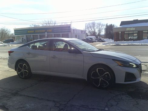 Used 2023 Nissan Altima 2.5 SR w/ SR Premium Package AWD/4WD image 13