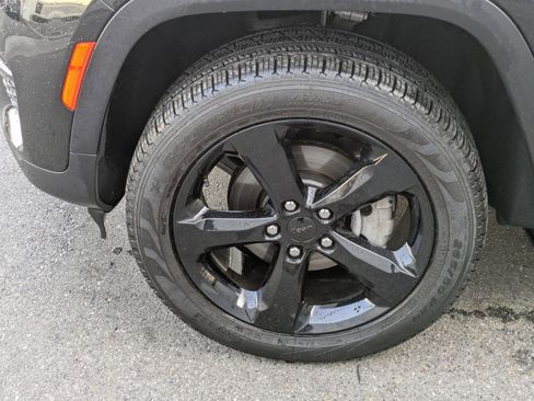 Used 2024 Jeep Grand Cherokee Limited w/ Black Appearance Package image 11