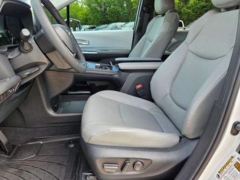 Used 2026 Toyota Sienna XLE FWD image 17