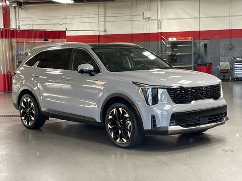 Used 2025 Kia Sorento SX FWD image 2