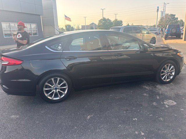 Used 2017 Ford Fusion SE w/ Fusion SE Technology Package FWD image 9