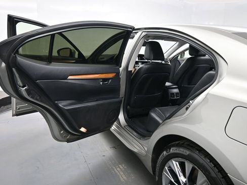 Used 2015 Lexus ES 300h image 18