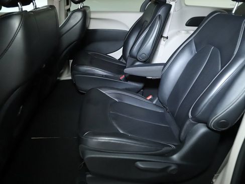 Used 2023 Chrysler Pacifica Touring-L FWD image 13