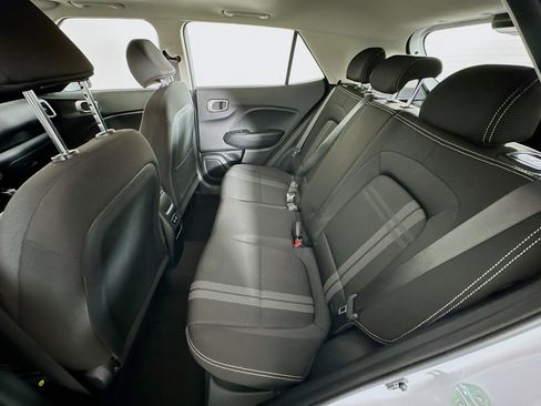 Used 2025 Hyundai Venue SEL image 27