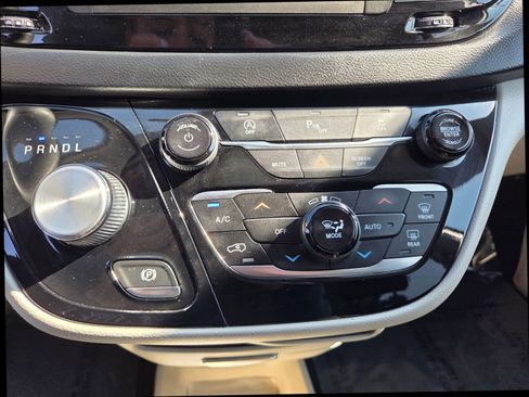 Used 2018 Chrysler Pacifica Touring Plus w/ Tire & Wheel Group image 28