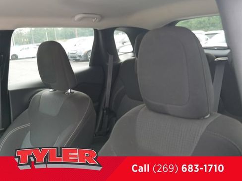 Used 2016 Jeep Cherokee Latitude FWD image 36