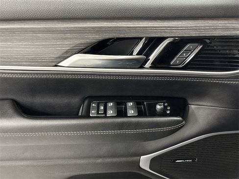 Used 2023 Jeep Wagoneer L Series II image 5