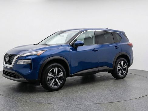Used 2025 Nissan Rogue SV image 3
