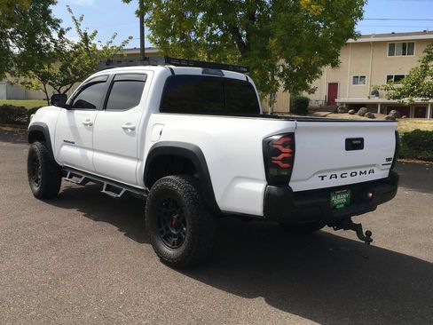 Used 2021 Toyota Tacoma TRD Off-Road w/ Technology Package AWD/4WD image 4