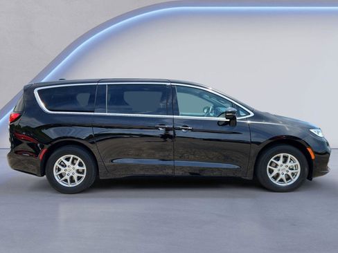 Used 2025 Chrysler Pacifica Select FWD image 2
