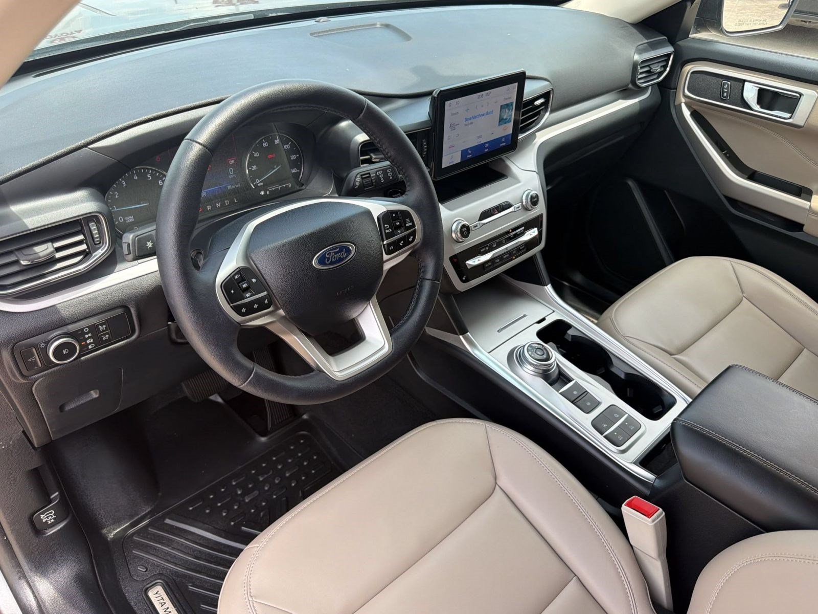 Used 2024 Ford Explorer XLT w/ Equipment Group 202A RWD image 4