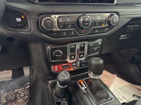 New 2025 Jeep Wrangler Rubicon w/ Convenience Group AWD/4WD image 21