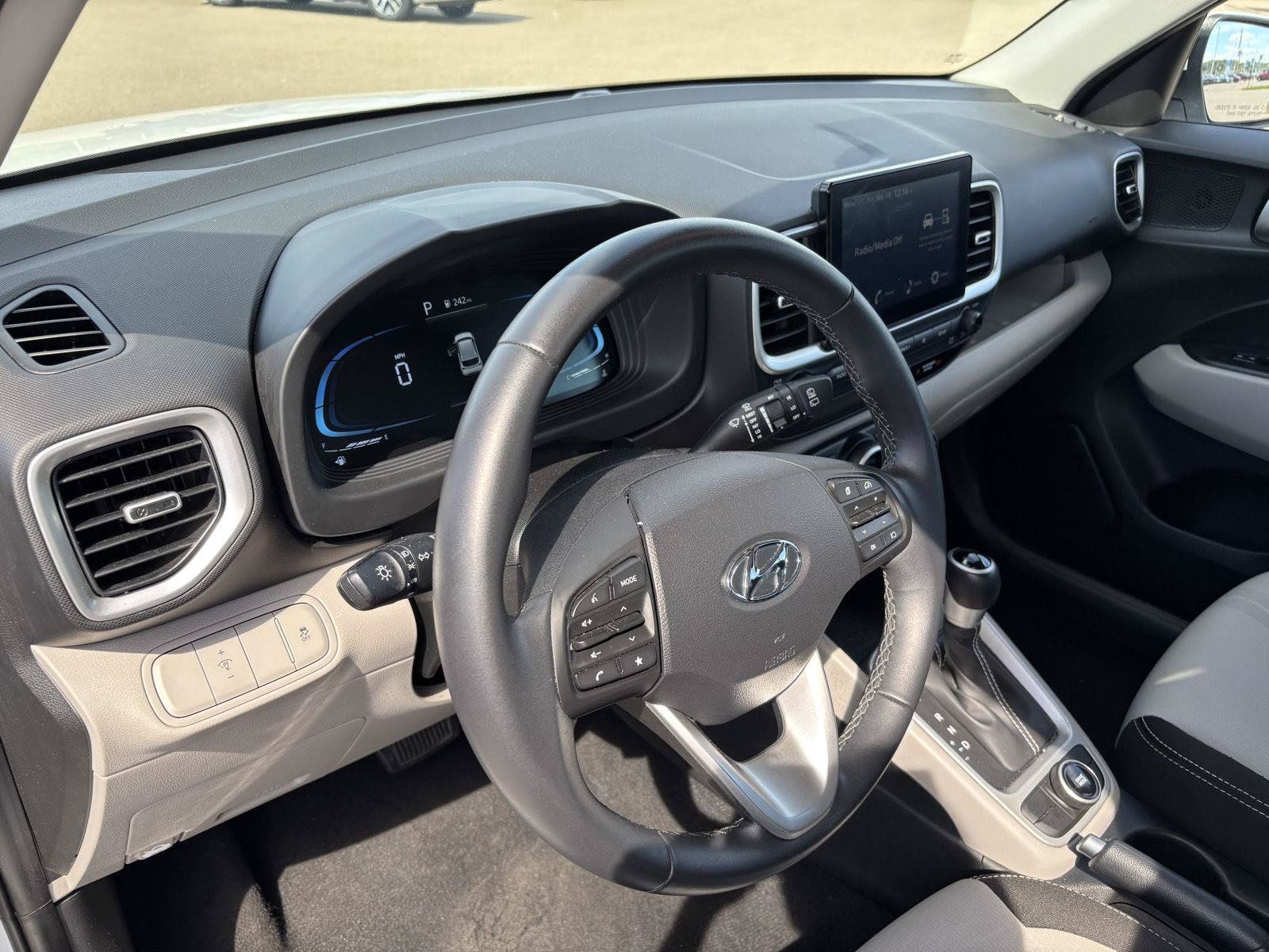 Used 2025 Hyundai Venue SEL FWD image 14