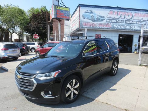 Used 2021 Chevrolet Traverse LT w/ LT Premium Package AWD/4WD image 2