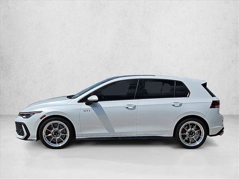 Used 2026 Volkswagen Golf SE FWD image 8