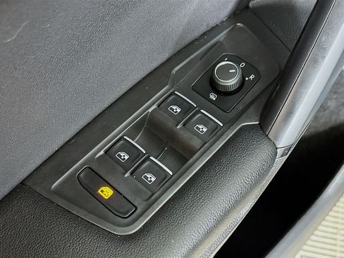 Used 2019 Volkswagen Tiguan SE image 17