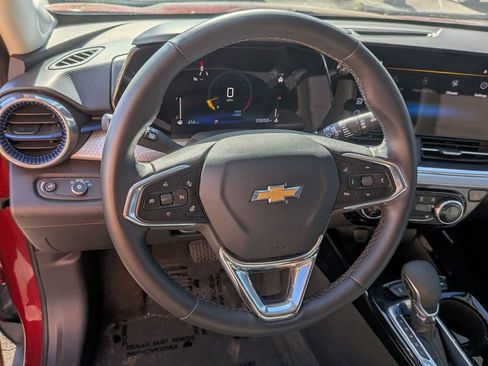Used 2025 Chevrolet Trax LT FWD image 21