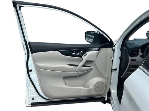 Used 2022 Nissan Rogue Sport SV FWD image 11