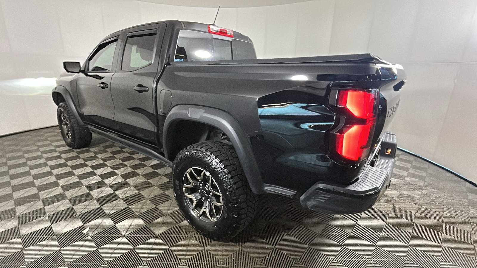 Used 2024 Chevrolet Colorado ZR2 w/ ZR2 Convenience Package III AWD/4WD image 5
