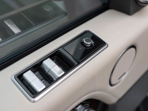 Used 2020 Land Rover Range Rover HSE image 11