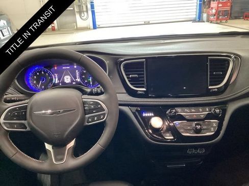 Used 2025 Chrysler Pacifica Select AWD/4WD image 6
