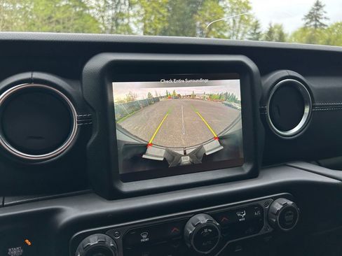 Used 2023 Jeep Wrangler Unlimited Sahara AWD/4WD image 17