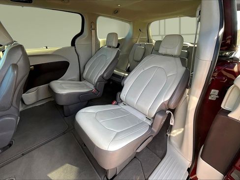 Used 2017 Chrysler Pacifica Touring-L image 22