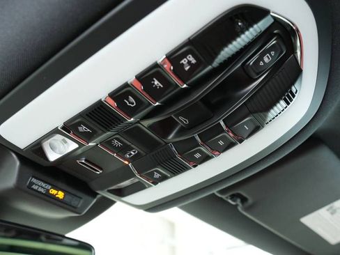 Certified 2025 Porsche Macan AWD/4WD image 36