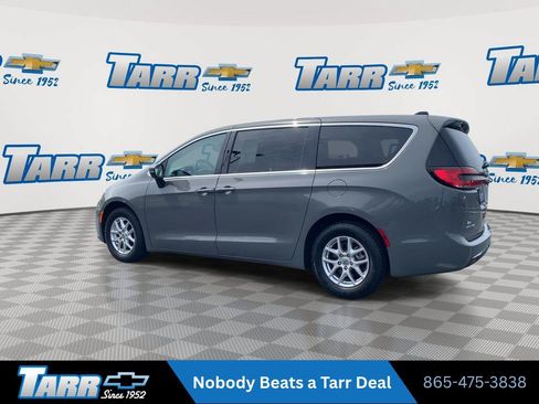Used 2023 Chrysler Pacifica Touring-L FWD image 6