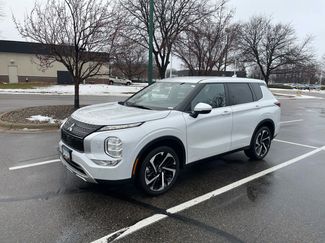 Used 2023 Mitsubishi Outlander SE video 2