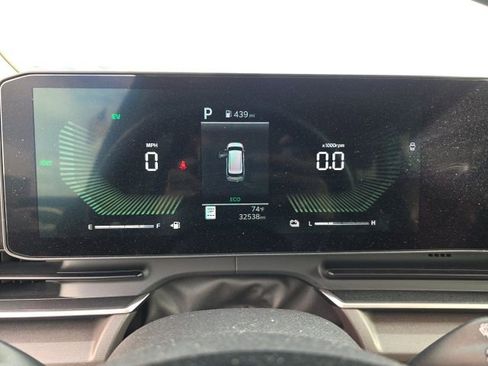 Used 2025 Kia Carnival EX image 16