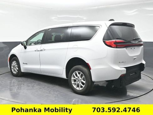 Used 2024 Chrysler Pacifica Touring-L image 22