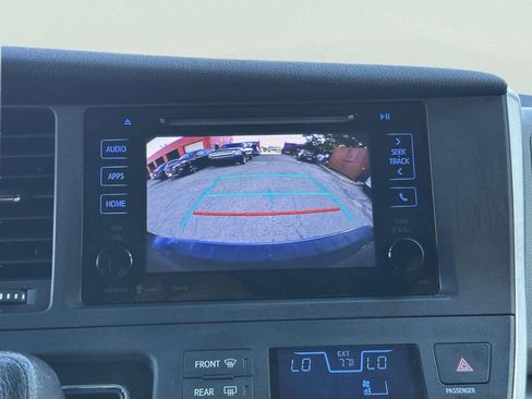 Used 2017 Toyota Sienna LE FWD image 27