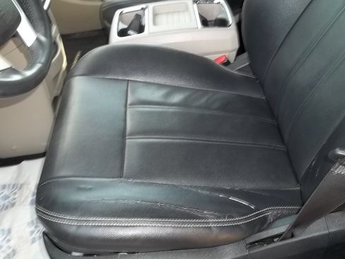 Used 2016 Chrysler Town & Country Touring FWD image 8