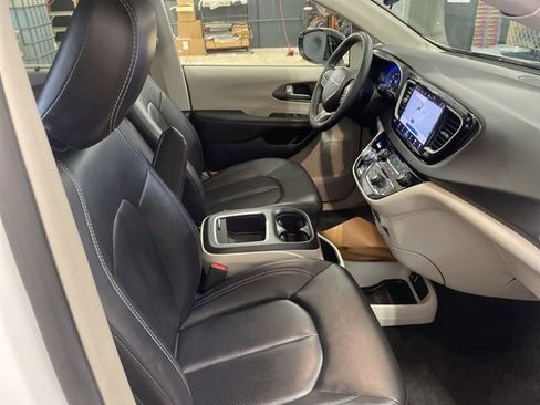 Used 2024 Chrysler Pacifica Touring-L image 31