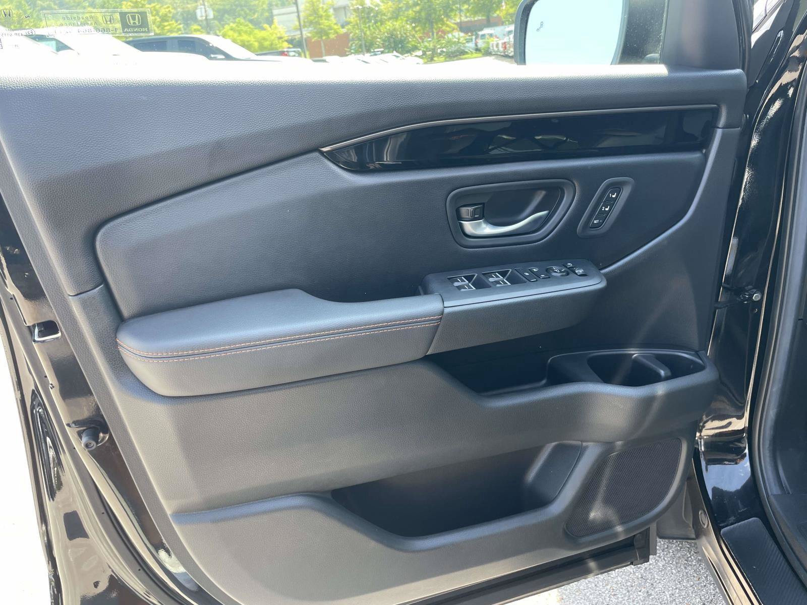 Used 2025 Honda Pilot TrailSport image 5
