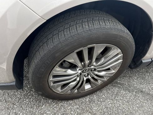 Used 2021 Toyota Venza XLE w/ Carpet Mat Package (TMS) image 8