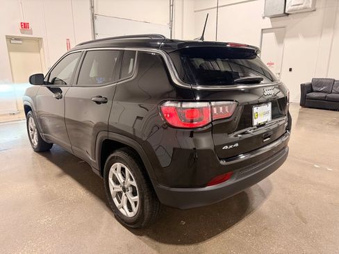 Used 2025 Jeep Compass Latitude AWD/4WD image 7