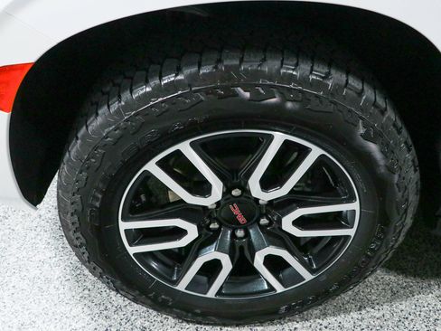 Used 2024 GMC Yukon AT4 AWD/4WD image 11