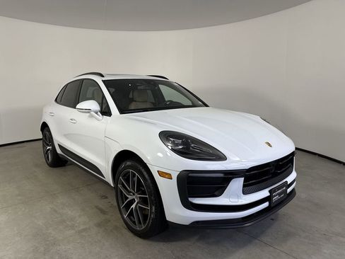 Certified 2025 Porsche Macan image 9