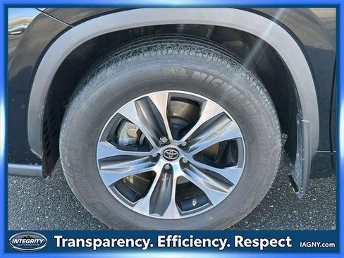 Certified 2023 Toyota Highlander XLE image 11
